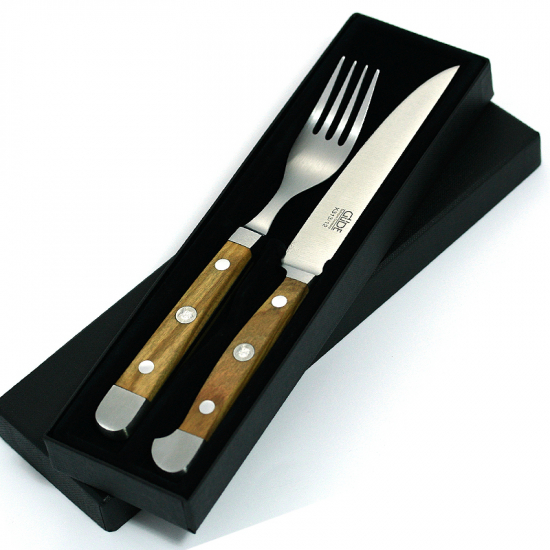 Steakmesser X313/12 und Gabel X013/09 von GÜDE, Serie Alpha Olive im Geschenkkarton